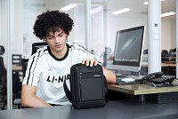 GOLDEN WOLF τσάντα ώμου GKB00732 με θήκη tablet, 3L, μαύρη GKB00732-BK