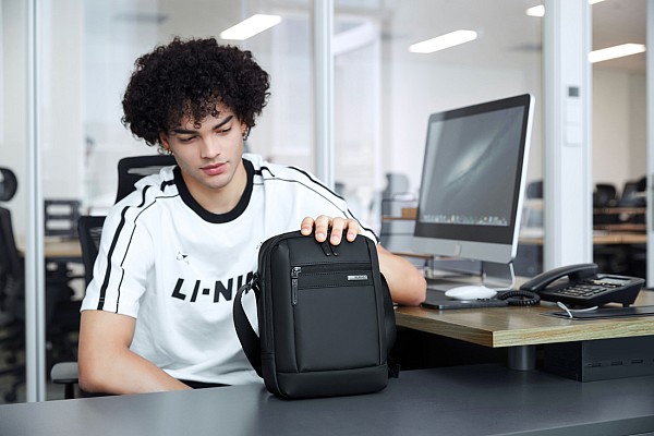 GOLDEN WOLF τσάντα ώμου GKB00732 με θήκη tablet, 3L, μαύρη GKB00732-BK