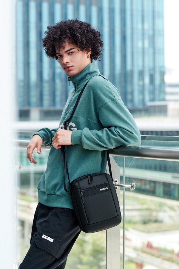 GOLDEN WOLF τσάντα ώμου GKB00732 με θήκη tablet, 3L, μαύρη GKB00732-BK